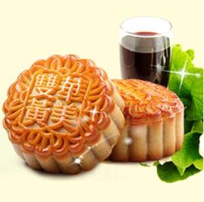 春去秋來(lái)收獲日， 金秋團(tuán)圓月，華美月餅香。待到月圓中秋夜， 歸故里，見(jiàn)爹娘。